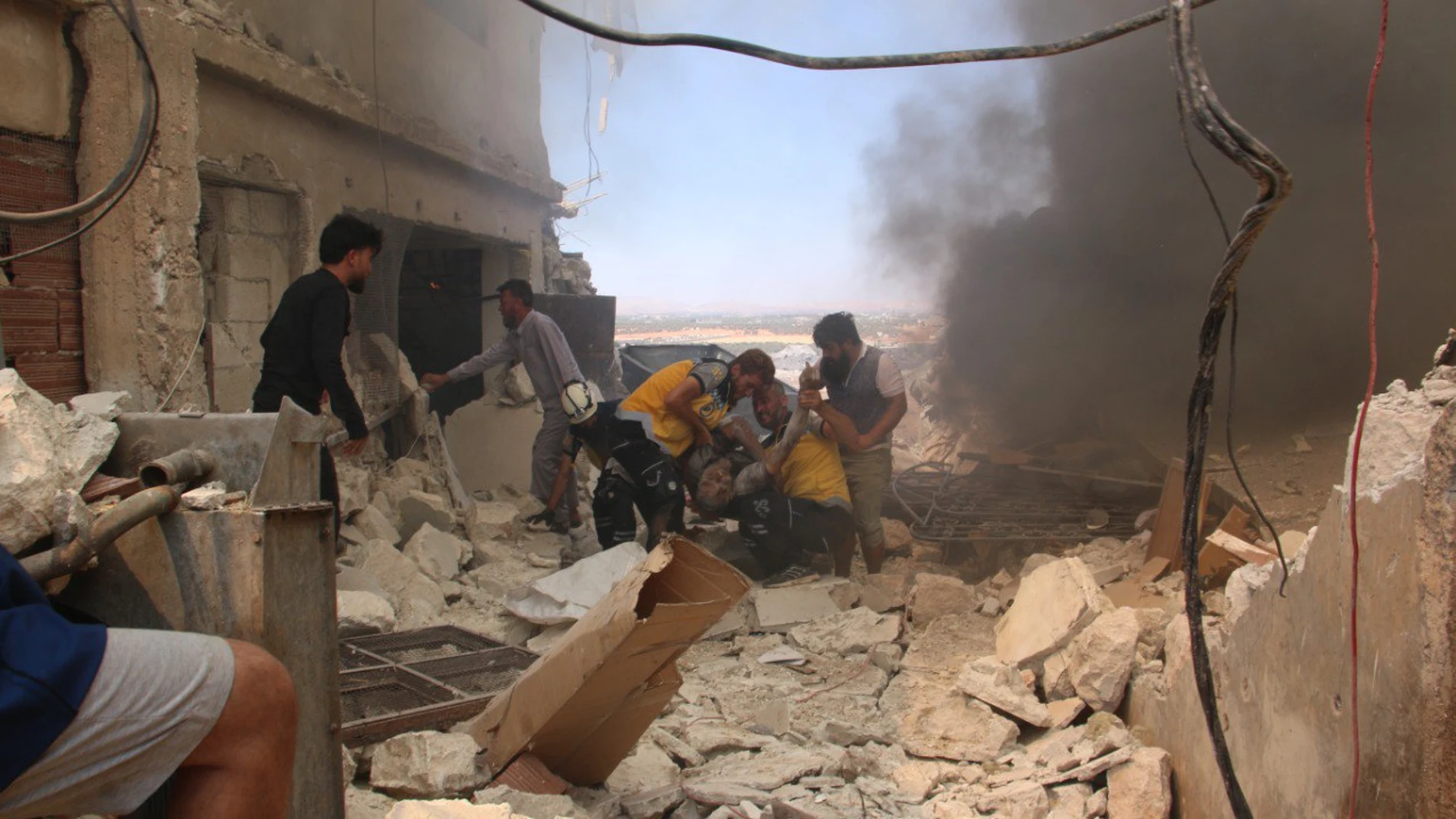 IDLIB (SIRIA), 24/07/2025.- Voluntarios de los Cascos Blancos recuperan cuerpos entre los escombros tras una explosión este jueves, en la localidad siria de Maarrat Misrin, en la provincia de Idlib. El número de muertos por la explosión ocurrida este jueves en la provincia noroccidental siria de Idlib asciende ya a seis y el de heridos supera el centenar, mientras continúan las labores de rescate sin que se conozcan aún las causas de la deflagración, informaron diversas fuentes. EFE/ Defensa ...
