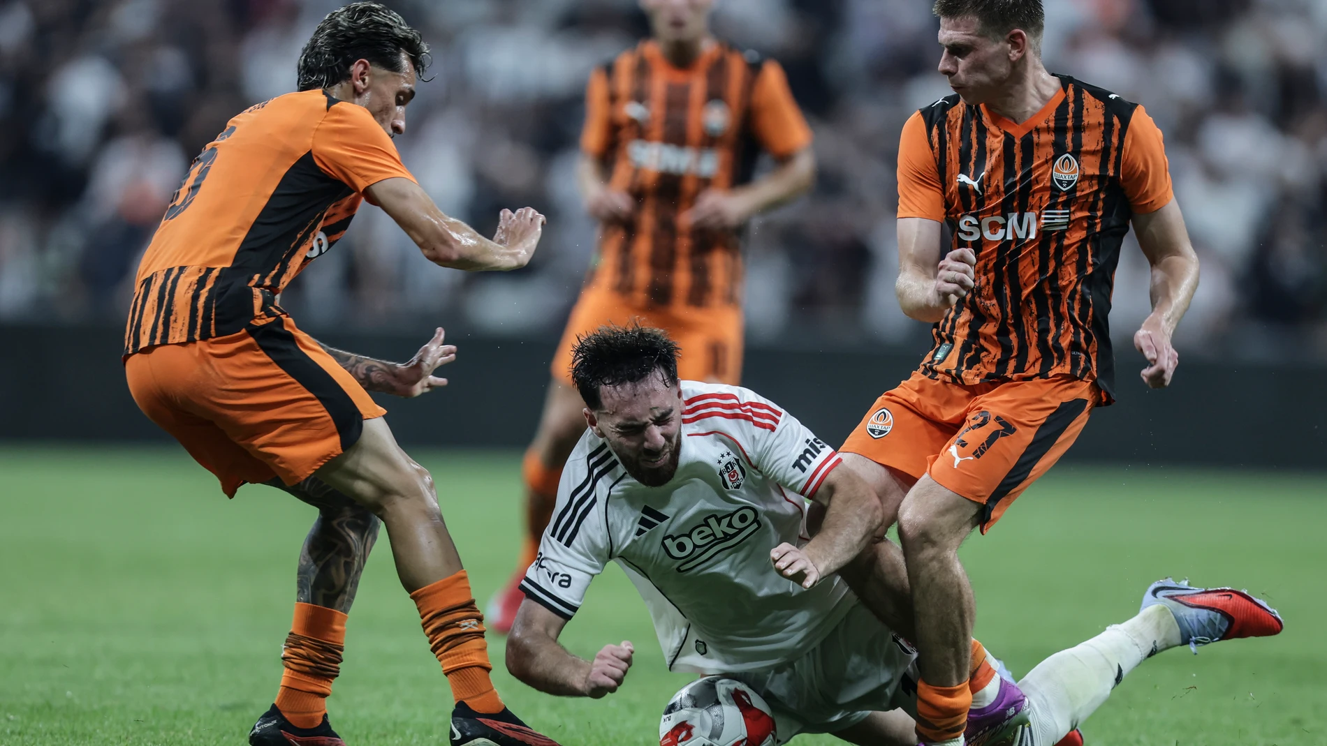 ISTANBUL (Turkey), 24/07/2025.- Besiktas' Orkun Kokcu (C) in action against Donetsk's Oleh Ocheretko (R) and Valeriy Bondar (L) during the UEFA Europa league, second qualifying round, first leg match between Besiktas JK and Shaktar Donetsk in Istanbul, Turkey, 24 July 2025. (Turquía, Estanbul) EFE/EPA/ERDEM SAHIN