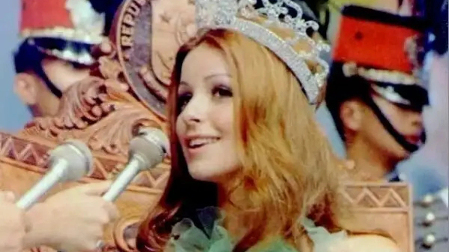 Amparo Muñoz, Miss España 1973, instantes después de ganar el certamen de Miss Universo 1974