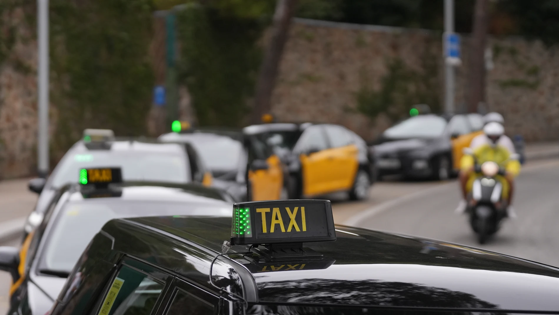 Varios taxis en una parada del Park Güell, a 24 de julio de 2025, en Barcelona, Catalunya (España). 24 JULIO 2025;TAXIS;AUTOBUSES;PARK GÜELL;CATALUÑA; David Zorrakino / Europa Press 24/07/2025