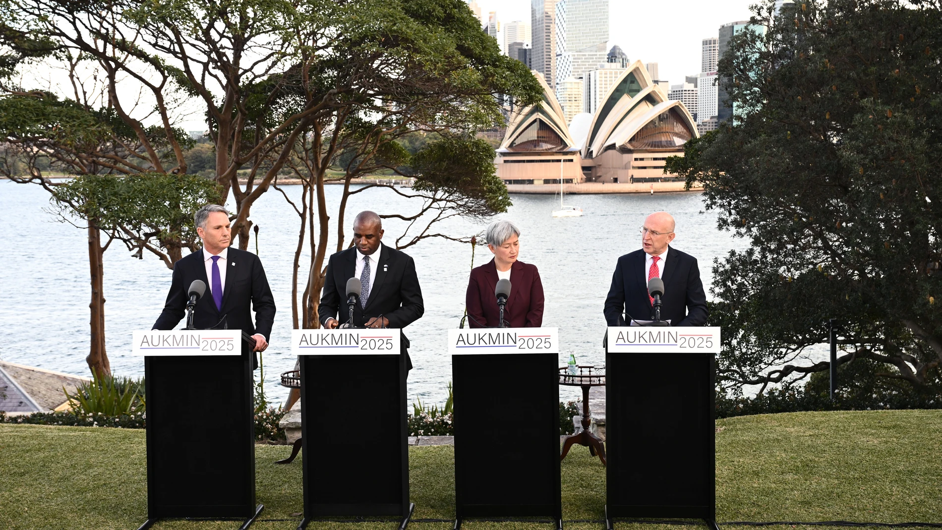 SYDNEY (Australia), 25/07/2025.- (L-R) Australian Deputy Prime Minister Richard Marles, British Secretary of State for Foreign, Commonwealth and Development Affairs David Lammy, Australian Foreign Minister Penny Wong and British Secretary of State for Defence John Healey hold a press conference at Admiralty House during the Australia-UK Ministerial Consultations (AUKMIN), in Sydney, Australia, 25 July 2025. EFE/EPA/DAN HIMBRECHTS AUSTRALIA AND NEW ZEALAND OUT