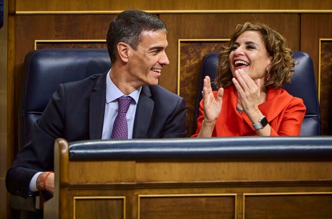 Pedro Sánchez y María Jesús Montero en un pleno del Congreso de los Diputados