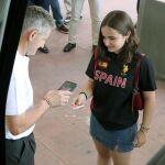 Una joven utiliza su tarjeta Buscyl