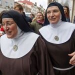 La exabadesa del Monasterio de Belorado, Laura García de Viedma (i) y sor Berit, tras declarar como investigada en un delito de apropiación indebida vinculado a una operación de venta de oro, propiedad de la comunidad religiosa, en el Juzgado de Briviesca (Burgos).