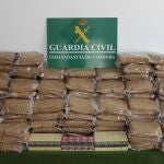 Tabaco de liar y cajetillas incautadas.