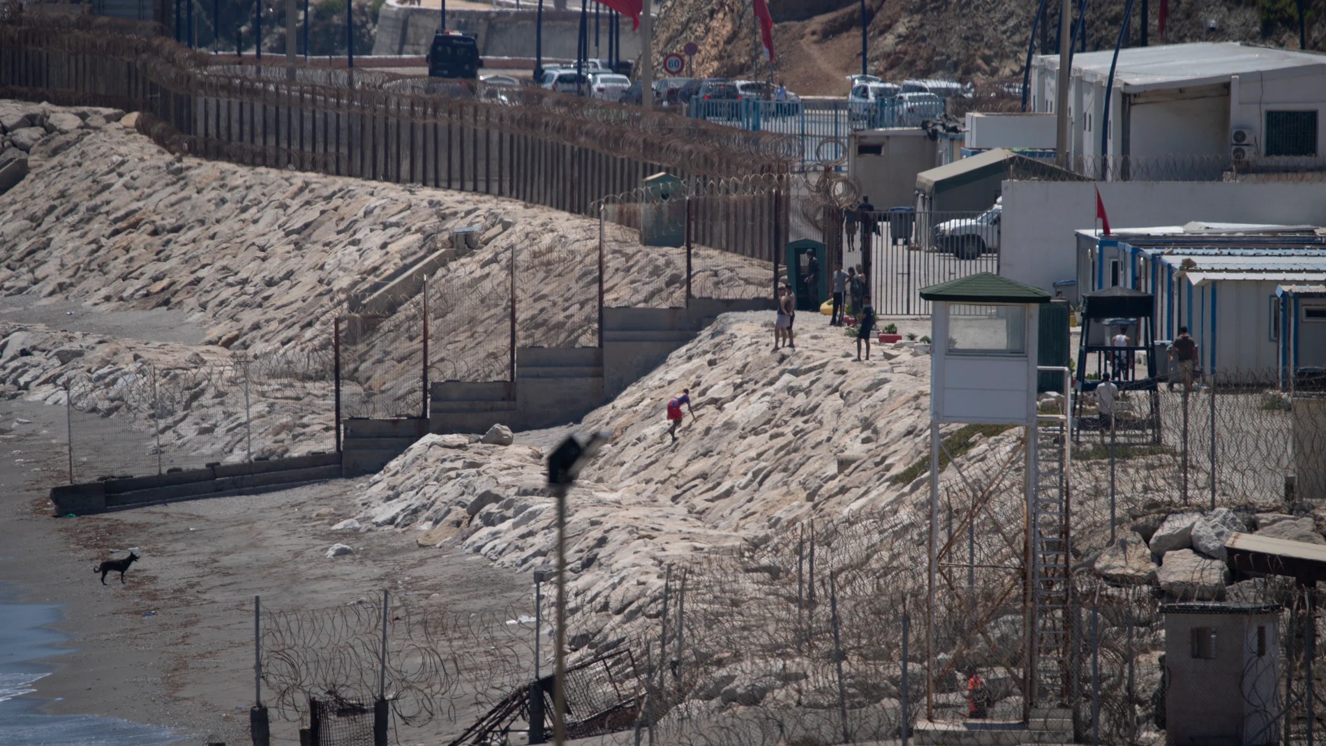 Una persona migrante consigue cruzar a Ceuta, 27 de julio de 2025, en Ceuta (España). Después de los episodios ocurridos el pasado viernes, donde 54 menores y varios adultos consiguieron acceder a nado a Ceuta desde la costa de Marruecos, las autoridades marroquíes han incrementado significativamente su presencia en los alrededores del espigón fronterizo del Tarajal. A partir de la madrugada del sábado, el control en aguas marroquíes se ha endurecido con el despliegue de un operativo marítimo...