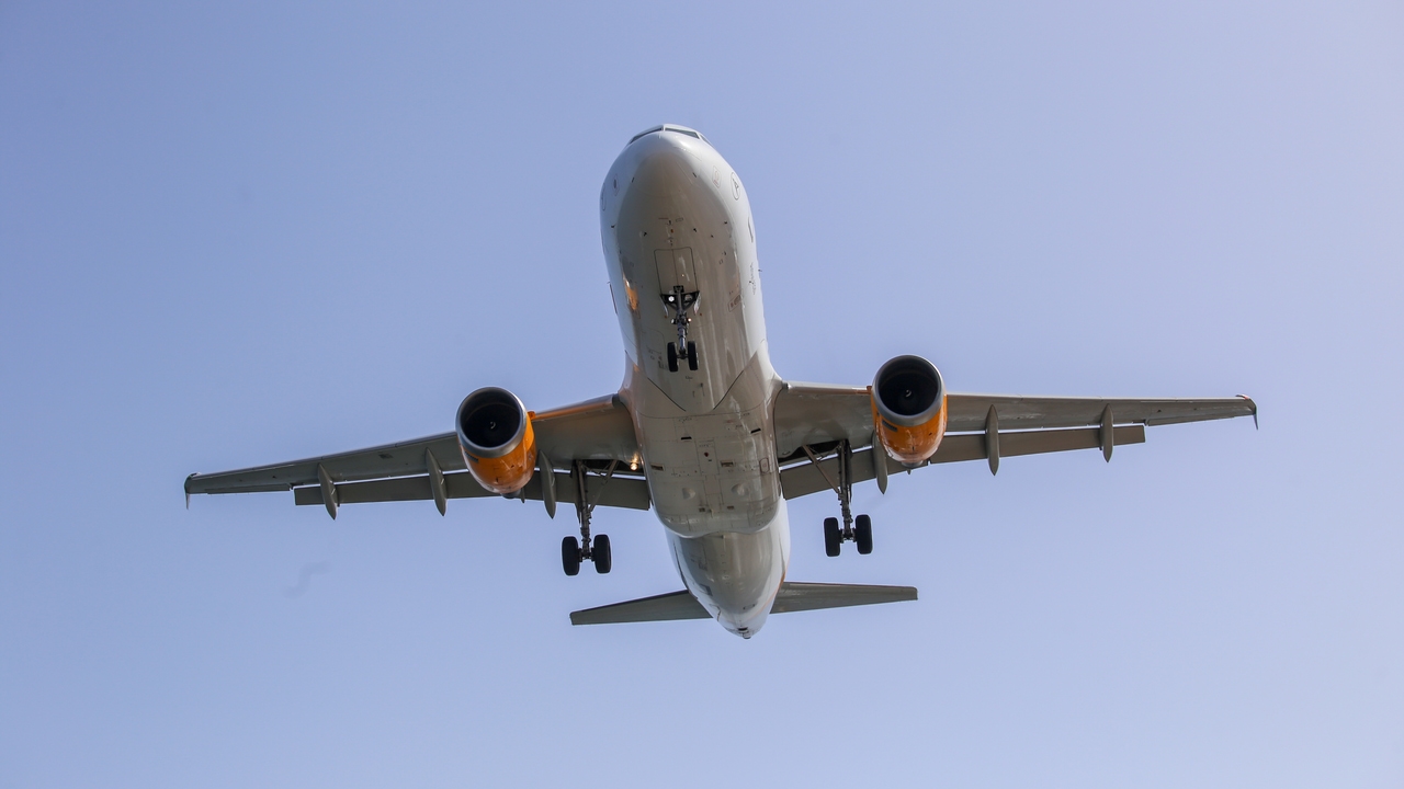 Pagó un plus para volar más cómoda hacia España y termina desesperada por lo que sucede en el avión: "Indignantie"