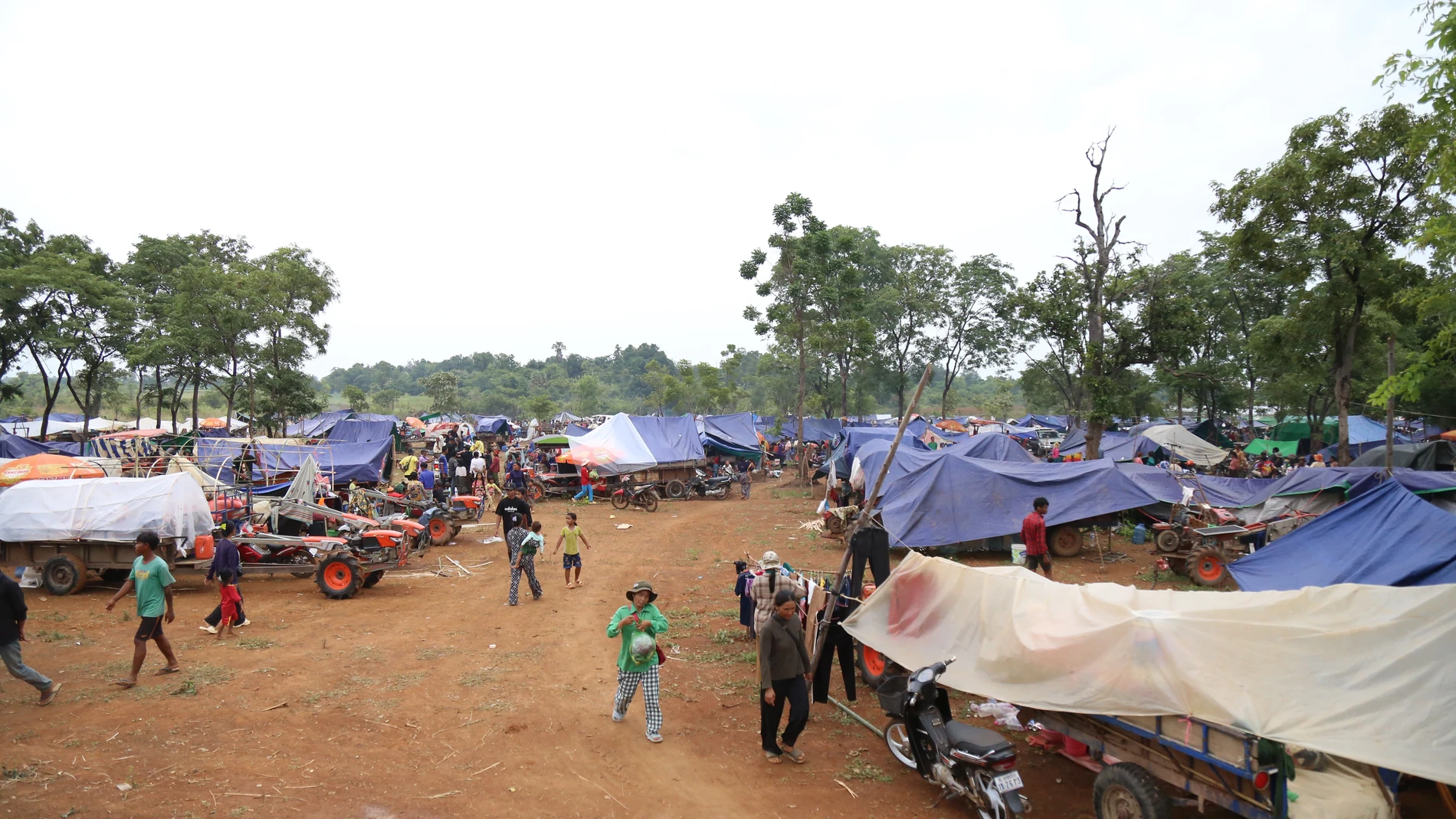 ODDAR MEANCHEY, July 26, 2025 -- Cambodian evacuees from Cambodia-Thai border conflict gather at a refuge in Oddar Meanchey province, Cambodia on July 26, 2025. Europa Press/Contacto/Wu Changwei 26/07/2025 ONLY FOR USE IN SPAIN