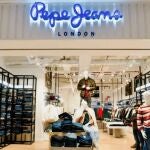 La camiseta que más se vende en tiendas Pepe Jeans: por qué gusta tanto a hombres de 30 a 50