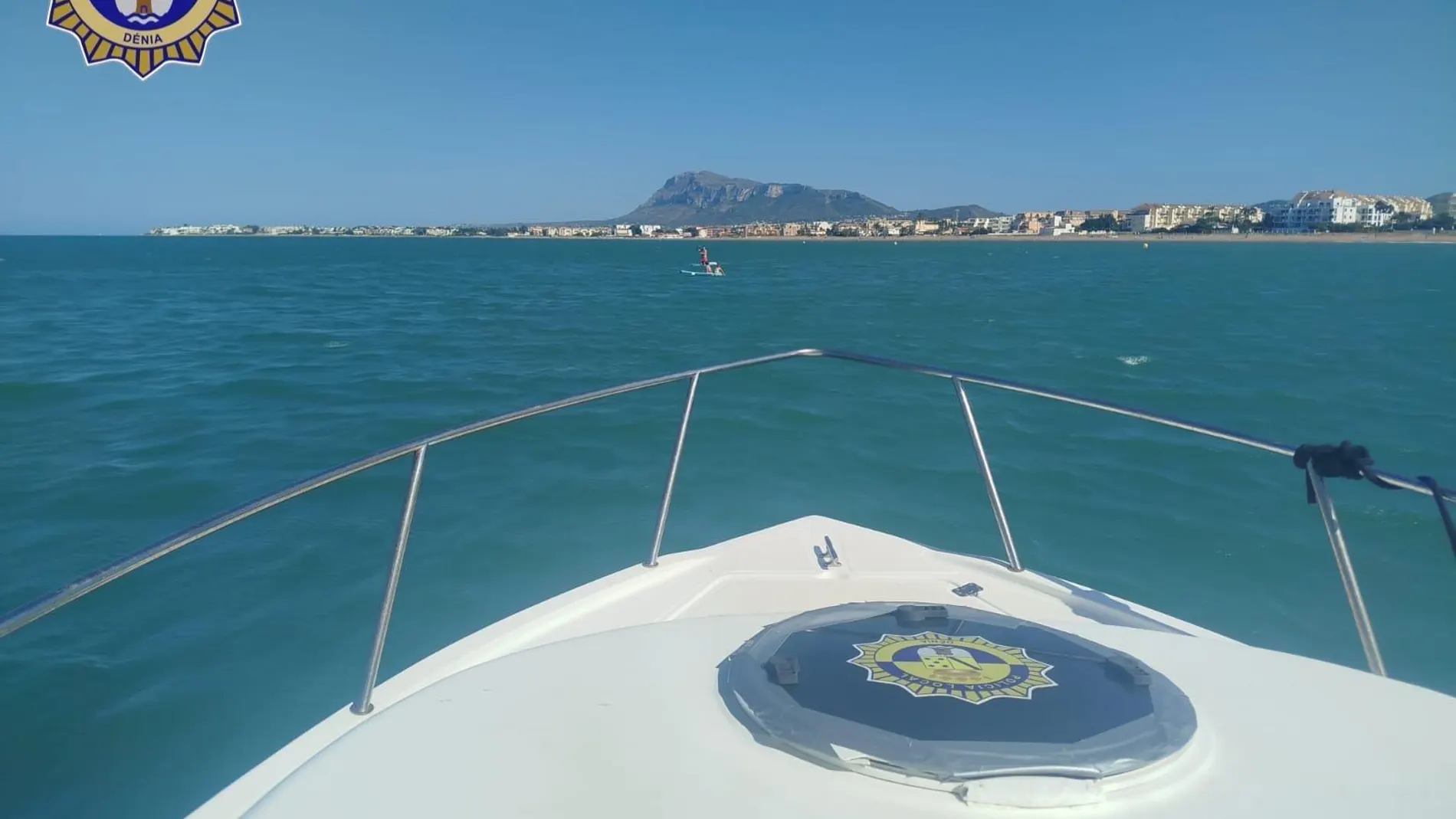 La Policía de Dénia rescata a dos menores sin chaleco arrastrados por el viento mar adentro