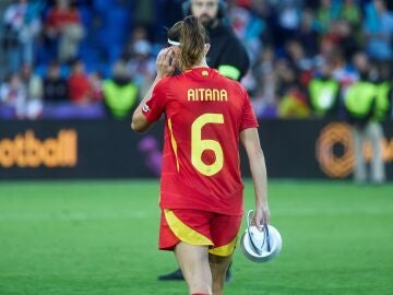 Aitana Bonmatí, con el trofeo de MVP de la Eurocopa