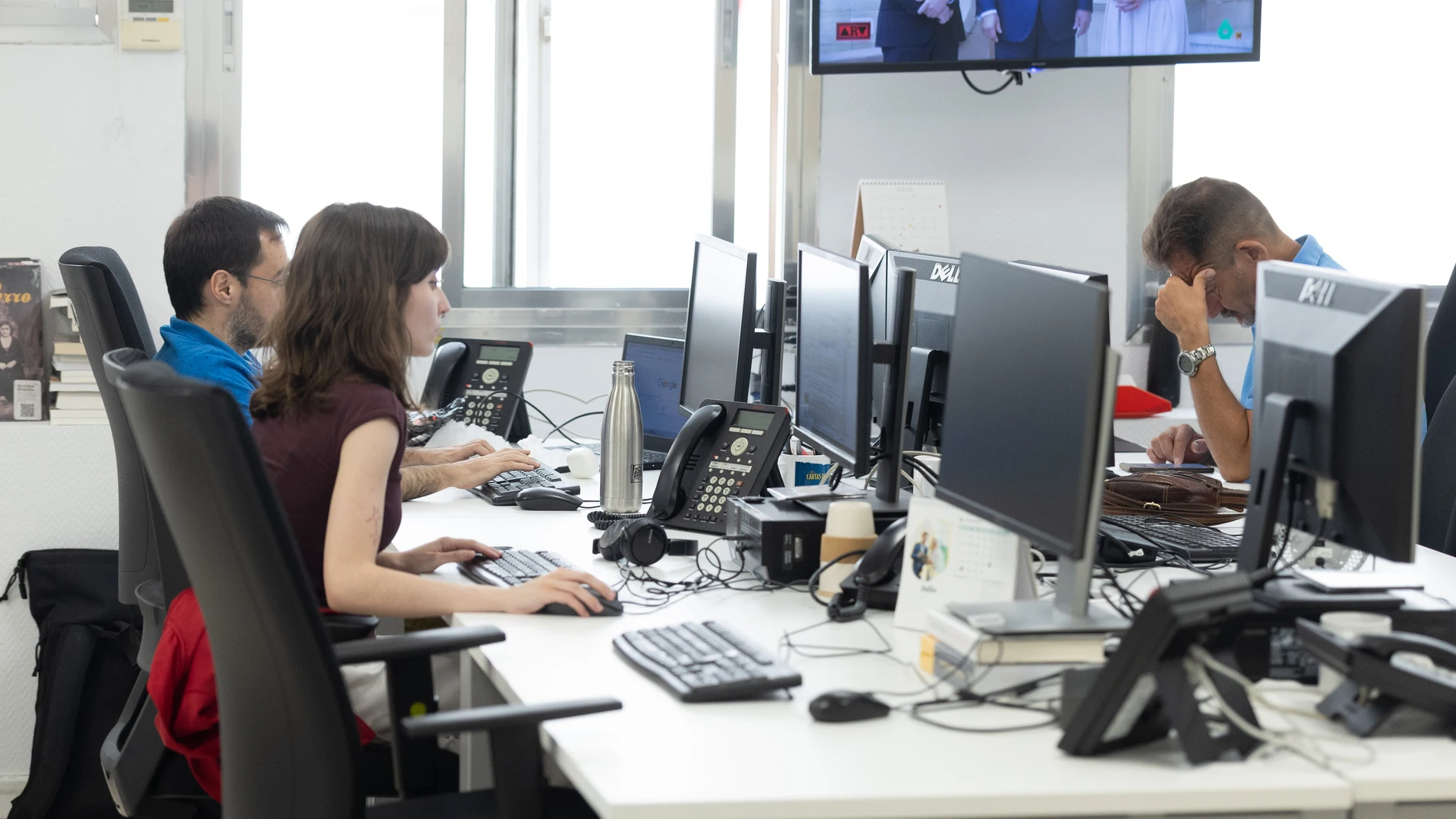 Varias personas en una oficina, a 28 de julio de 2025, en Madrid (España). Según el informe publicado por el Observatorio Nacional de Tecnología y Sociedad (Ontsi) ‘La Sociedad Digital en España 2024’, el 69,9% de las personas ocupadas trabajan siempre fuera de casa, frente al 30,1% que teletrabaja en alguna medida, de los cuales solo el 9% teletrabaja de forma permanente. 28 JULIO 2025 Eduardo Parra / Europa Press 28/07/2025
