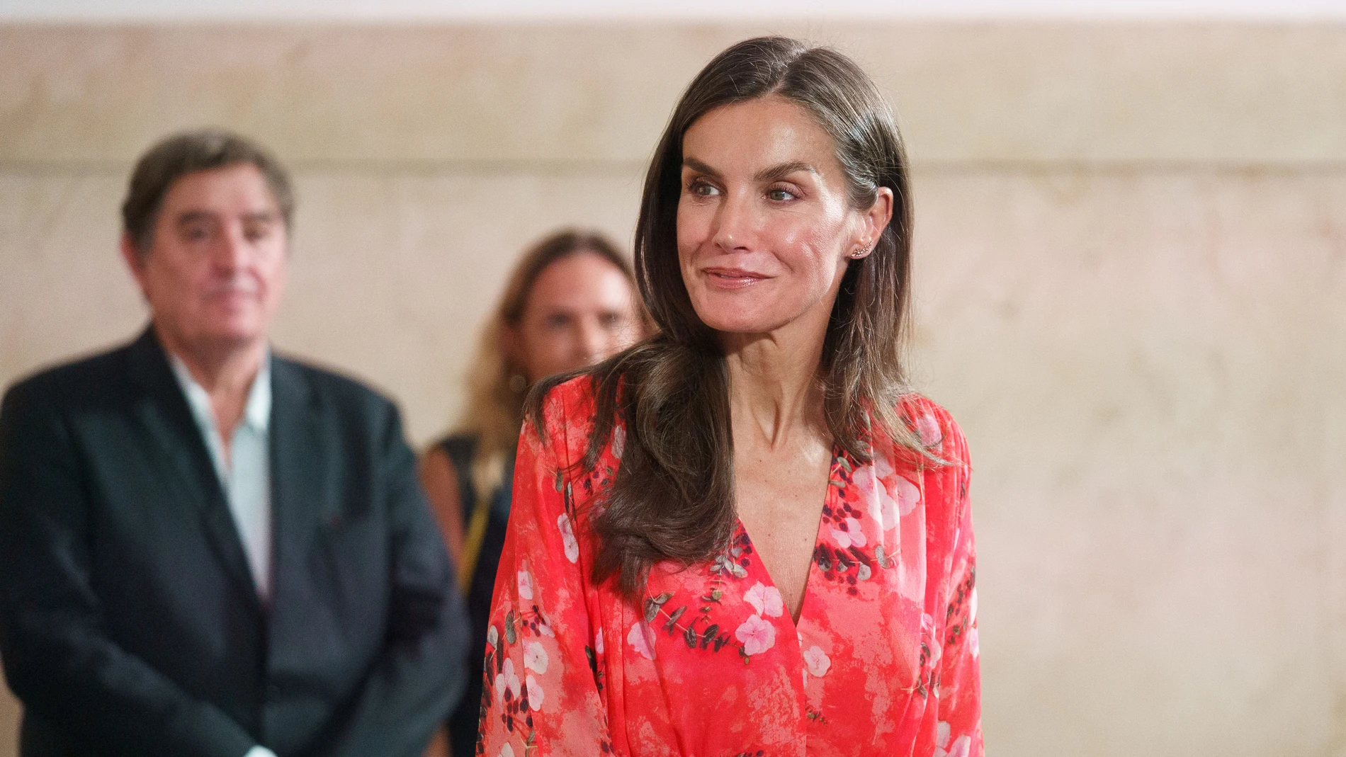 LA LAGUNA (TENERIFE) (ESPAÑA), 28/07/2025.- La reina Letizia ha asistido este lunes en la Universidad de La Laguna (Tenerife) a la apertura de la reunión anual que celebra el Instituto Cervantes con los responsables de sus centros en todo el mundo. En la imagen, tras la reina, el director del Instituto Cervantes, Luis García Montero. EFE/Ramón de la Rocha