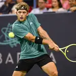 Davidovich se dispone a golpear de revés en la final ante De Miñaur