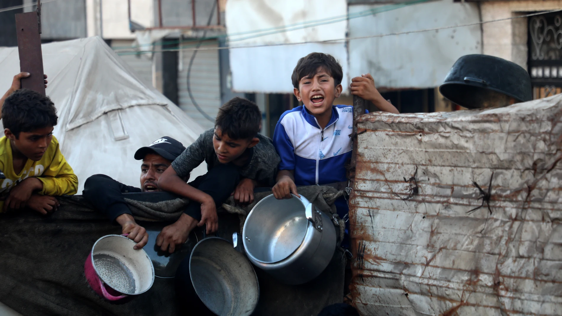 GAZA CITY, July 21, 2025 -- Palestinians wait to receive food in the Al-Rimal neighborhood of central Gaza City, on July 20, 2025. The total death toll of hunger in Gaza since March has reached 86, including 76 children, the Gaza-based health authorities said Sunday. Europa Press/Contacto/Rizek Abdeljawad 20/07/2025 ONLY FOR USE IN SPAIN