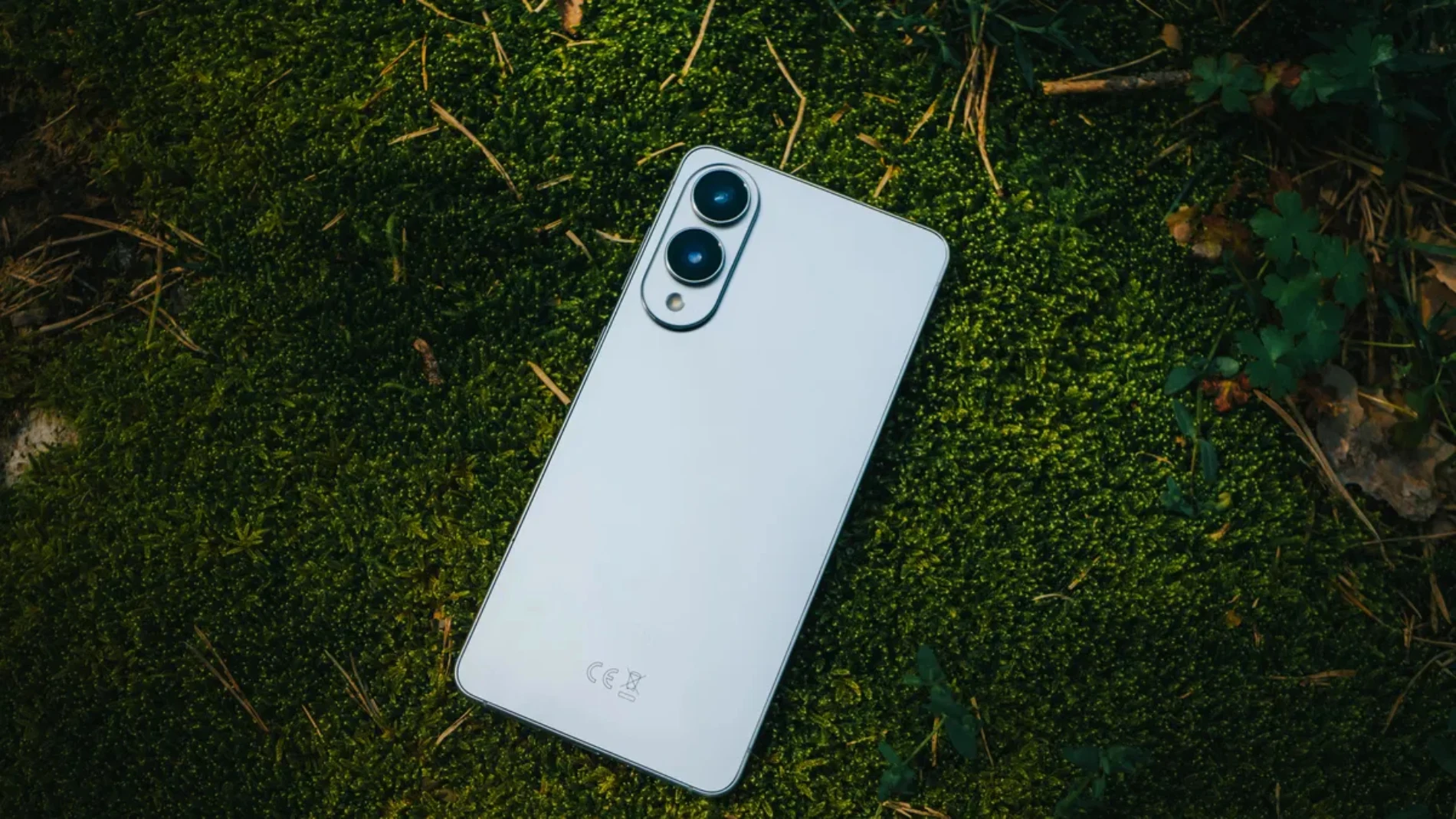 La parte trasera del Samsung Galaxy S25 Edge en color gris con su doble módulo de cámaras