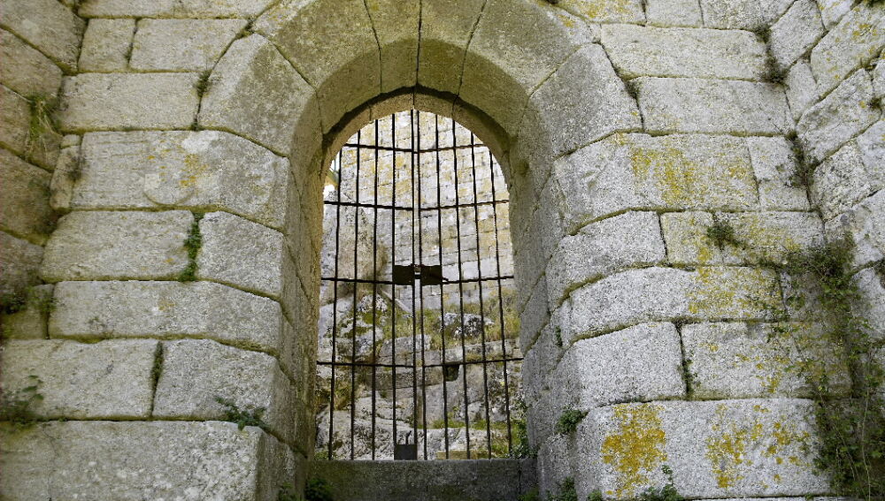 Una de las puertas del castillo.