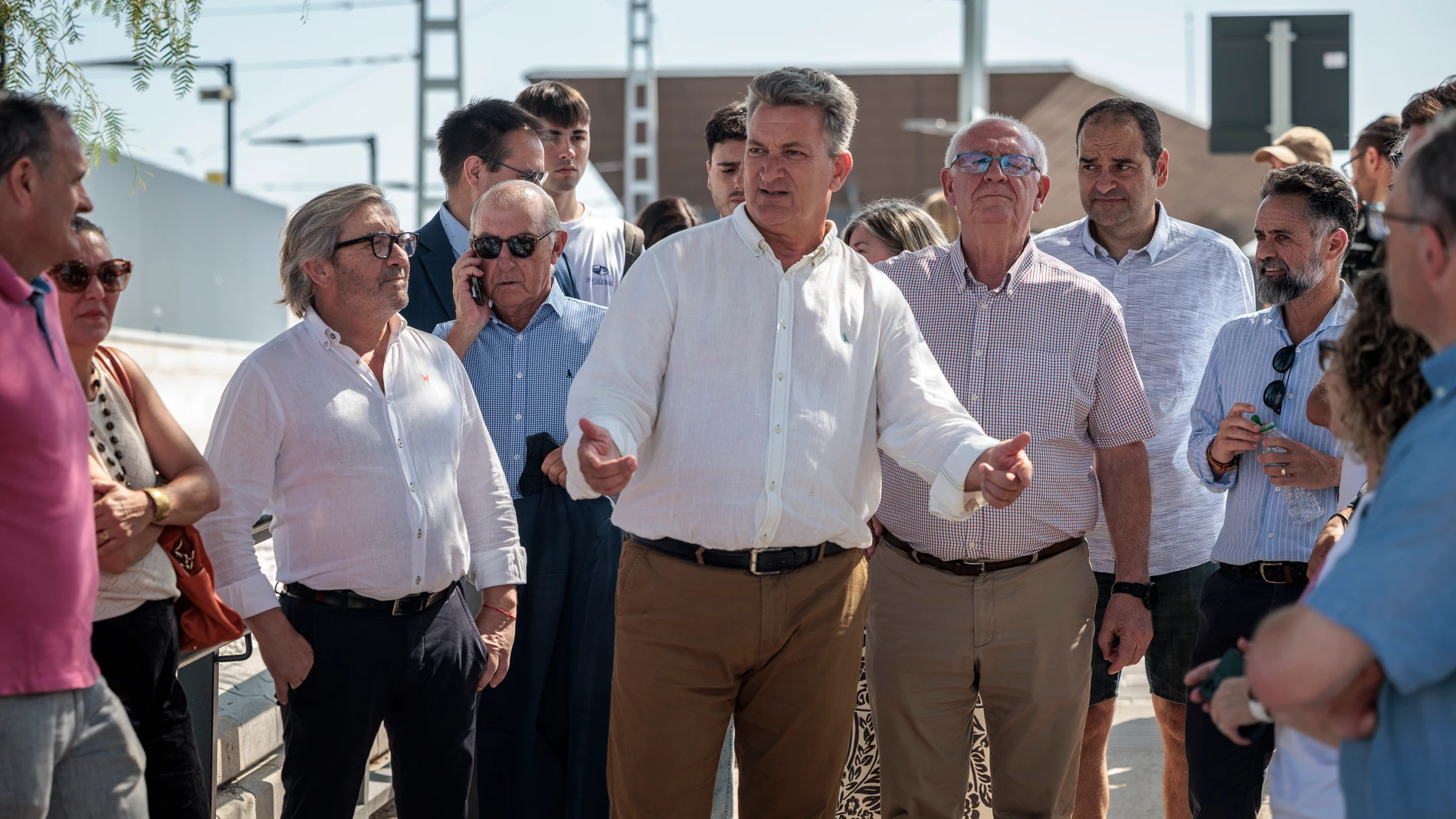 GRAFCVA8801. PAIPORTA (VALENCIA), 28/07/2025.- El conseller de Medio Ambiente, Infraestructuras y Territorio, Vicente Martínez Mus, visita el mirador de la estación de Metrovalencia en Paiporta (Valencia) y hace un balance de los trabajos de reconstrucción tras las riadas del pasado 29 de octubre. EFE/Biel Aliño