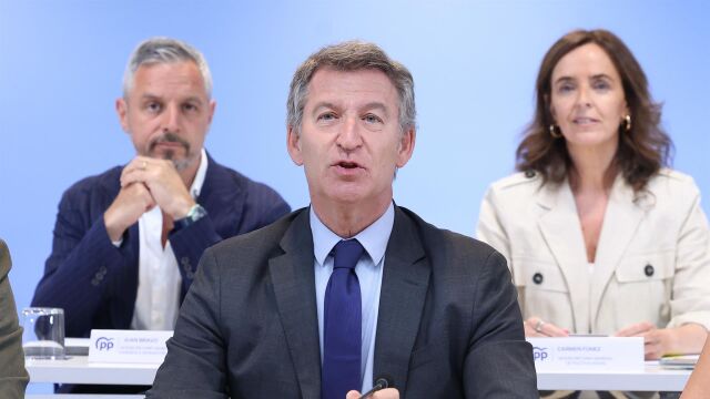 Feijóo censura el "cupo separatista" y dice a los catalanes que Cataluña necesita "cambiar de Gobierno, no de pasaporte"