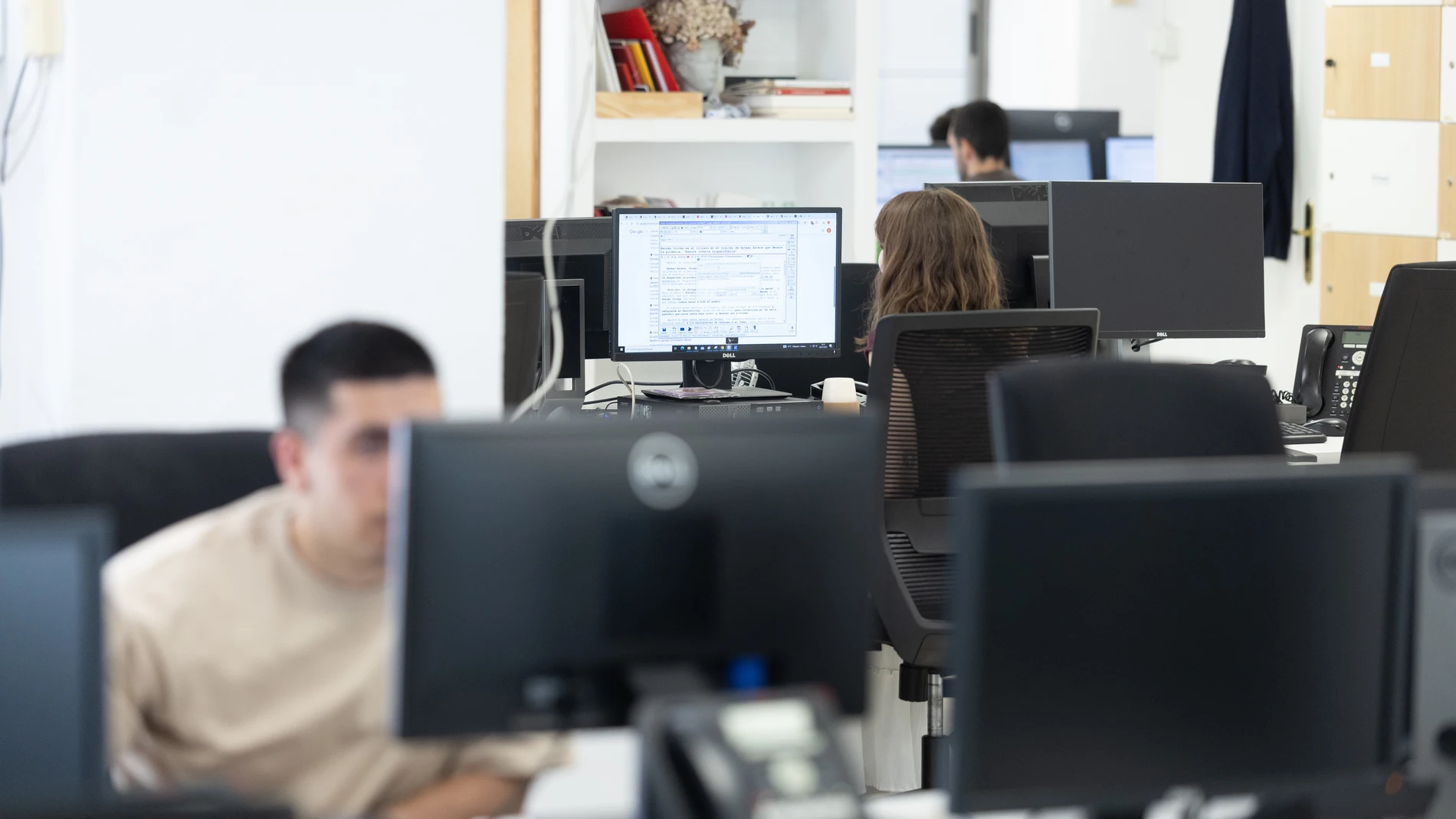 Varias personas en una oficina, a 28 de julio de 2025, en Madrid (España). Según el informe publicado por el Observatorio Nacional de Tecnología y Sociedad (Ontsi) ‘La Sociedad Digital en España 2024’, el 69,9% de las personas ocupadas trabajan siempre fuera de casa, frente al 30,1% que teletrabaja en alguna medida, de los cuales solo el 9% teletrabaja de forma permanente. 28 JULIO 2025 Eduardo Parra / Europa Press 28/07/2025