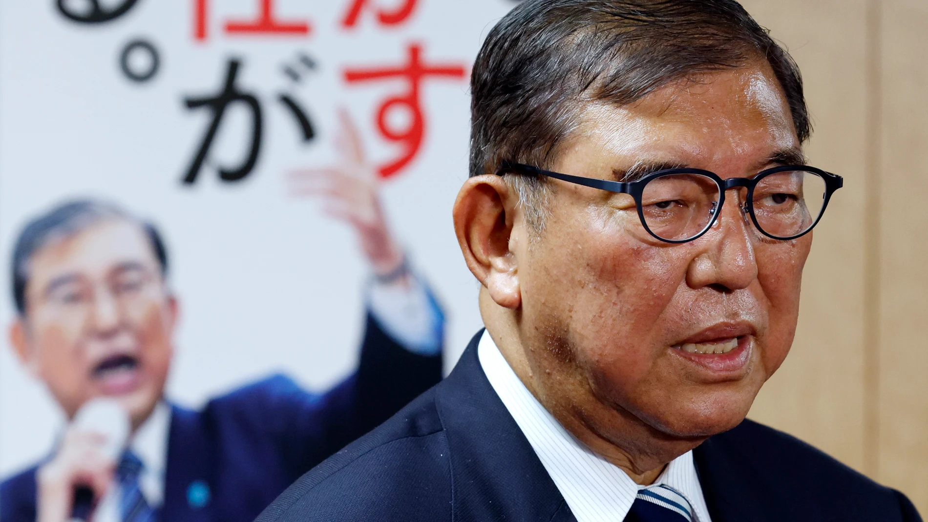 TOKYO (Japan), 28/07/2025.- Shigeru Ishiba, Japan's Prime Minister and president of the ruling Liberal Democratic Party (LDP), speaks to reporters at the LDP headquarters in Tokyo, Japan, 28 July 2025. Ishiba met reporters after attending a round-table meeting with members of both houses of the Diet at the party headquarters. Ishiba expressed his intention to remain in office. (Japón, Tokio) EFE/EPA/FRANCK ROBICHON