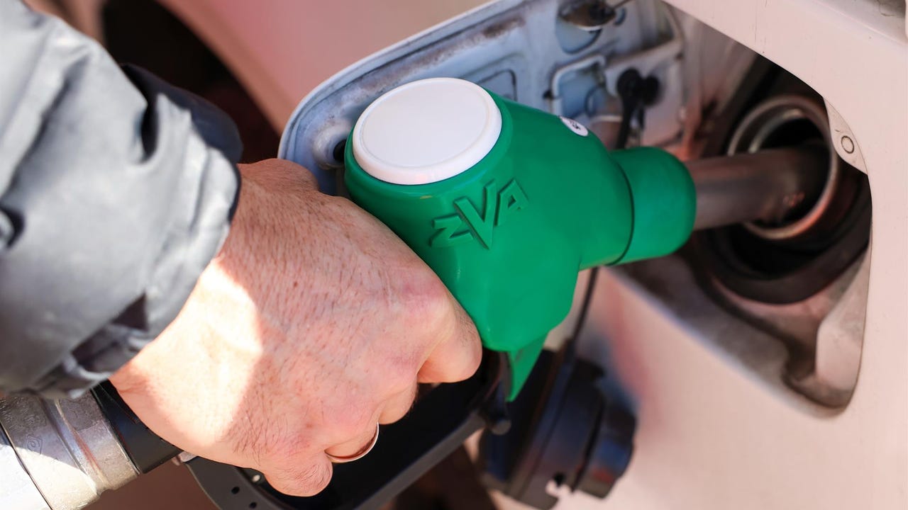 La gasolina y el diésel encadenan un mes de descensos y marcan, de nuevo, los precios más bajos del verano