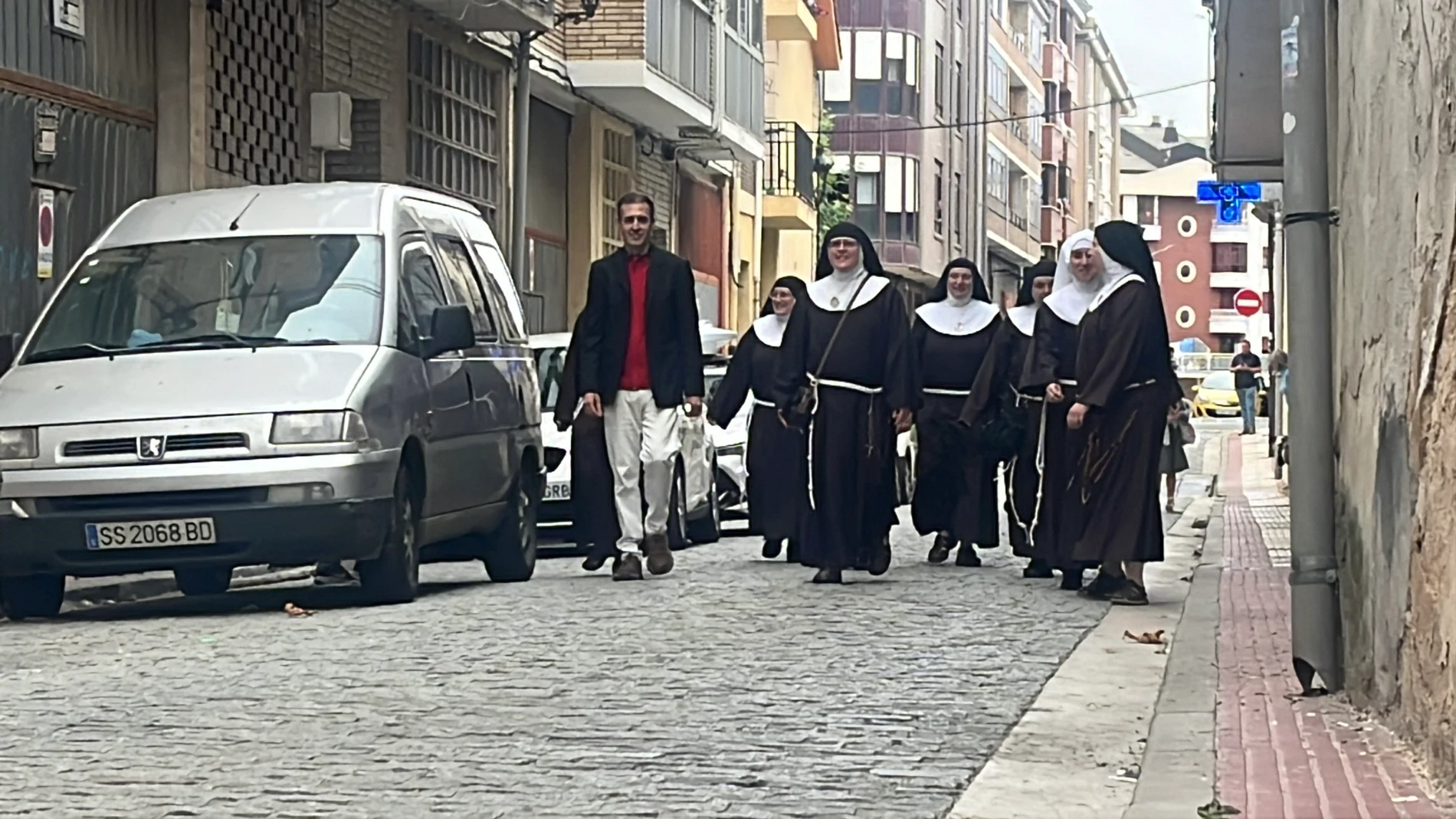 El abogado Florentino Aláez junto a las exmonjas de Belorado a su llegada al juzgado de Briviesca. EUROPA PRESS 29/07/2025