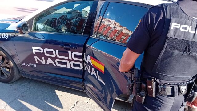 Un agente de la Policía Nacional