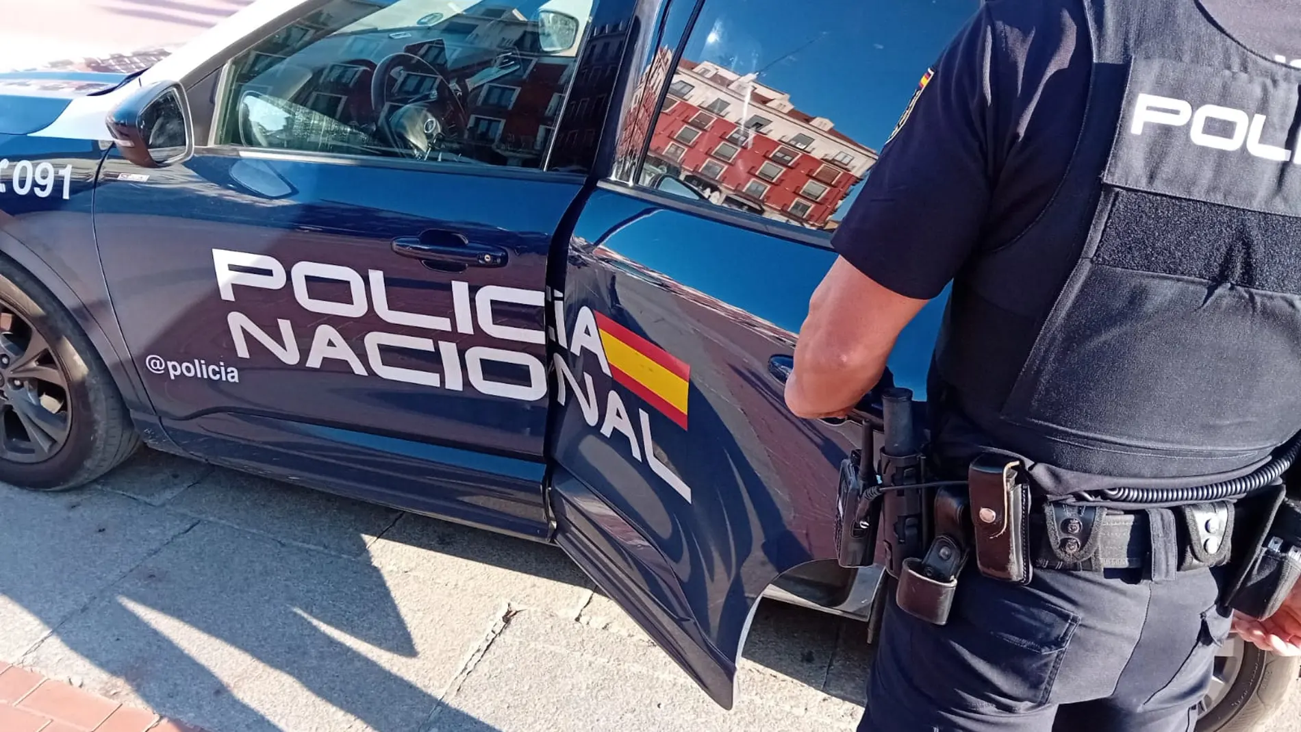Un agente de la Policía Nacional