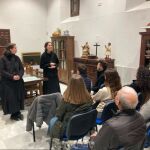 Unas jovenes pertenecientes a las Hijas del Amor Misericordio, durante una charla en una parroquia