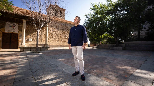 Rodrigo García Zafra, alcalde de Pedrezuela, el 28 de julio en la plaza de la Iglesia de San Miguel Arcángel del municipio.