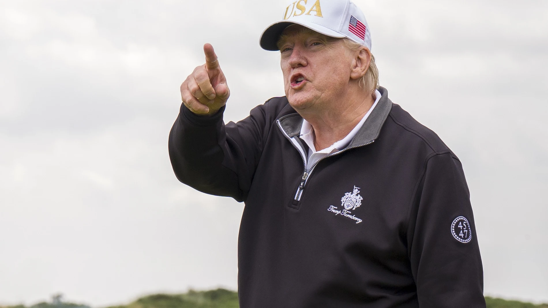 29 July 2025, United Kingdom, Balmedie: US President Donald Trump, on the first tee during the official opening of the New Course, the second championship course at Trump International Golf Links, on the Menie Estate in Balmedie, Aberdeenshire. Photo: Jane Barlow/PA Wire/dpa 29/07/2025 ONLY FOR USE IN SPAIN