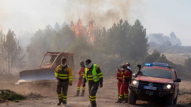 Operario terrestre trabaja contra las llamas en Ávila