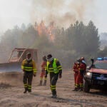 Operario terrestre trabaja contra las llamas en Ávila