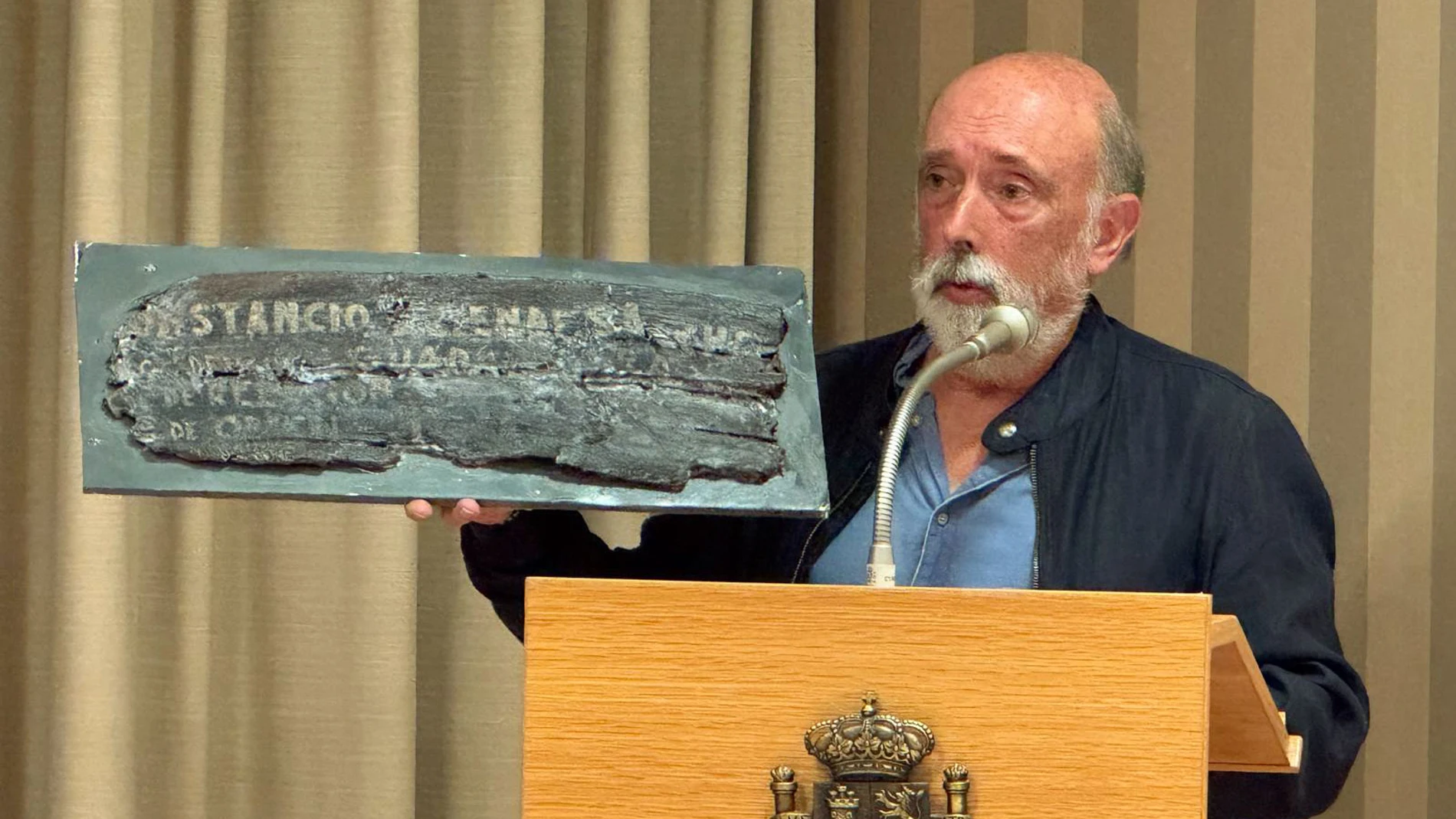 VITORIA , 30/07/2025.- El forense que dirige las exhumaciones en el Valle de Cuelgamuros, Paco Etxeberria, interviene durante el acto de entrega de los restos de Constancio Allende Sancho. Los restos mortales de un obrero burgalés que emigró de joven a Vitoria y que fue reclutado obligado para combatir con la Falange han sido entregados a sus nietos en un acto celebrado en la capital alavesa, tras ser hallados en el Valle de Cuelgamuros. El Ministerio de Política Territorial y Memoria Democrá...