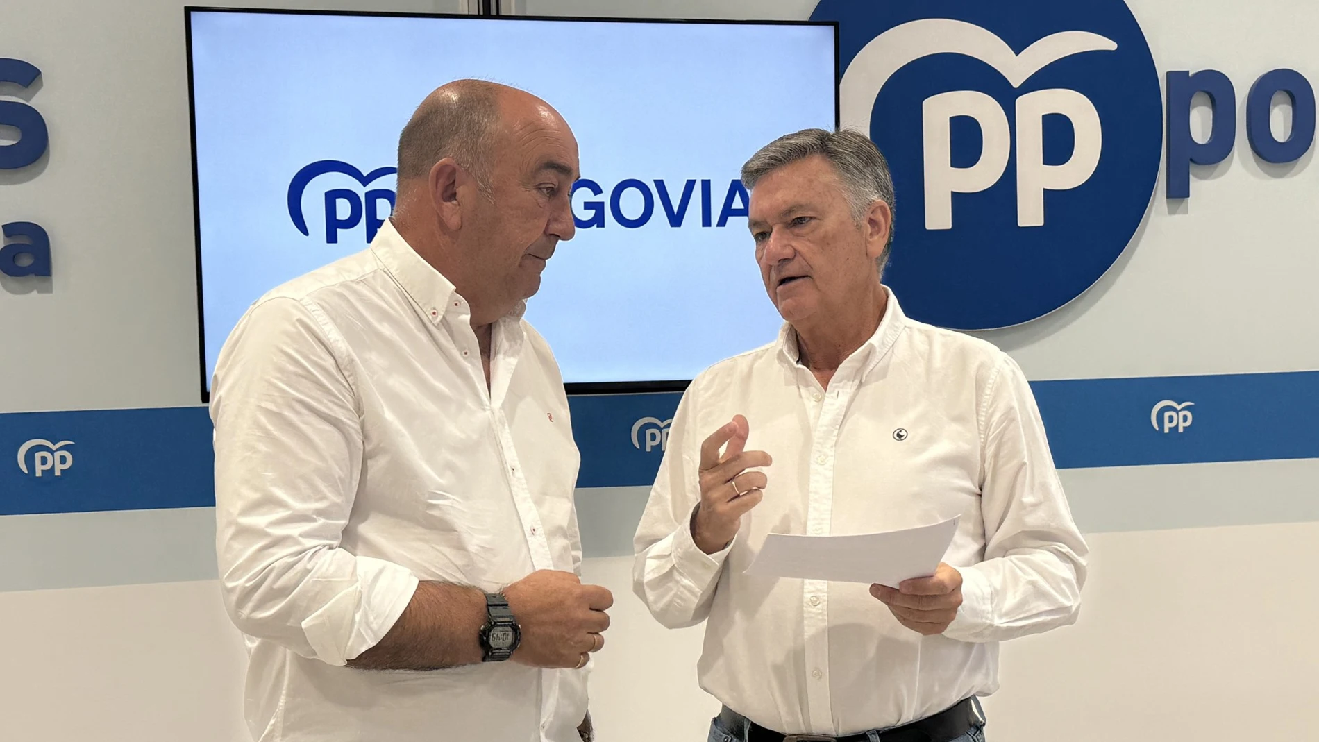 El secretario general del PPCyL, Francisco Vázquez; y el presidente de la Diputación de Segovia, Miguel Ángel de Vicente, presentan la moción