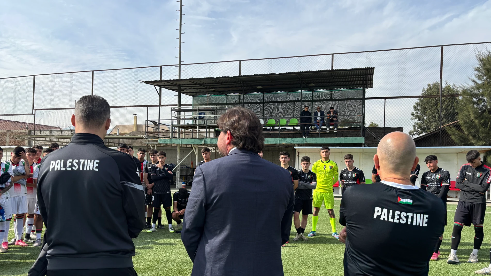 El técnico de la selección de fútbol de Palestina, Ehab Abu Jazar (izquierda), habla durante un entrenamiento en Santiago de Chile