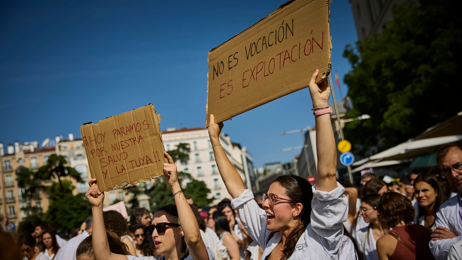 Miles de médicos de toda España están convocados a la huelga para mostrar su rechazo al borrador del nuevo Estatuto Marco promovido por el Ministerio de Sanidad. Manifestantes en las puertas del Congreso.