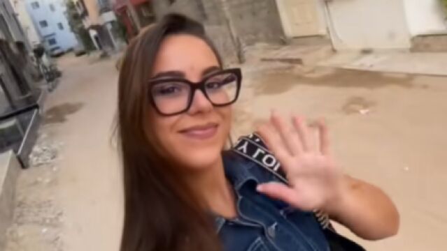 Victoria paseando por Senegal