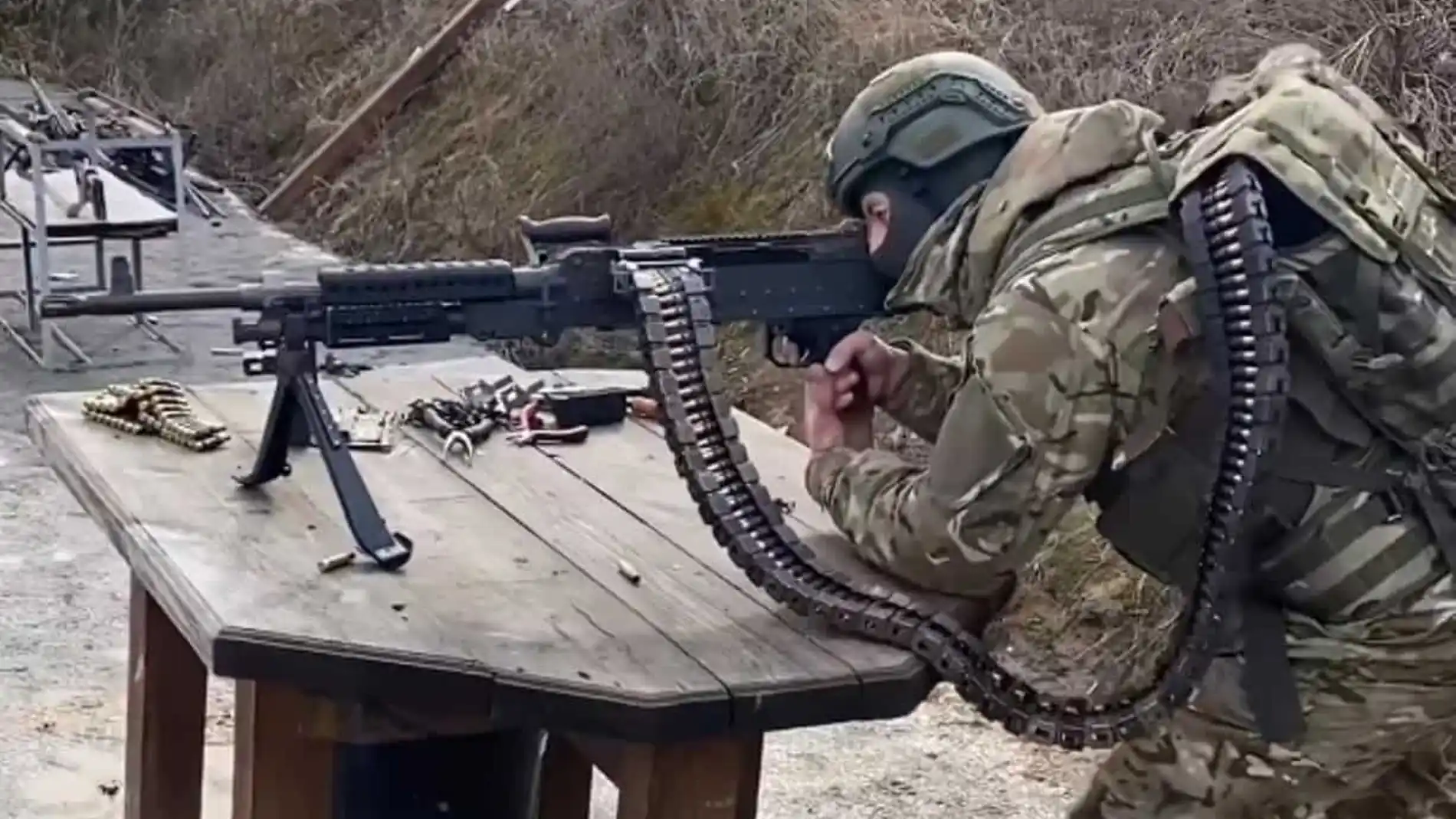 Soldado ucraniano con una cinta de munición que sale de su espalda integrada en una mochila