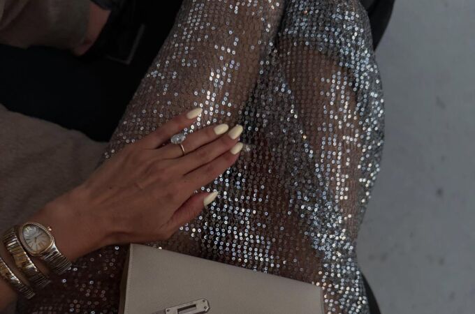 Influencer con uñas perfectas en verano.