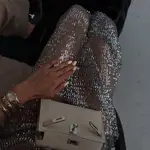 Influencer con uñas perfectas en verano.