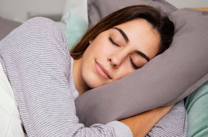 ¿Cierras la puerta para dormir? Los 6 rasgos de la personalidad que te definen, según la psicología