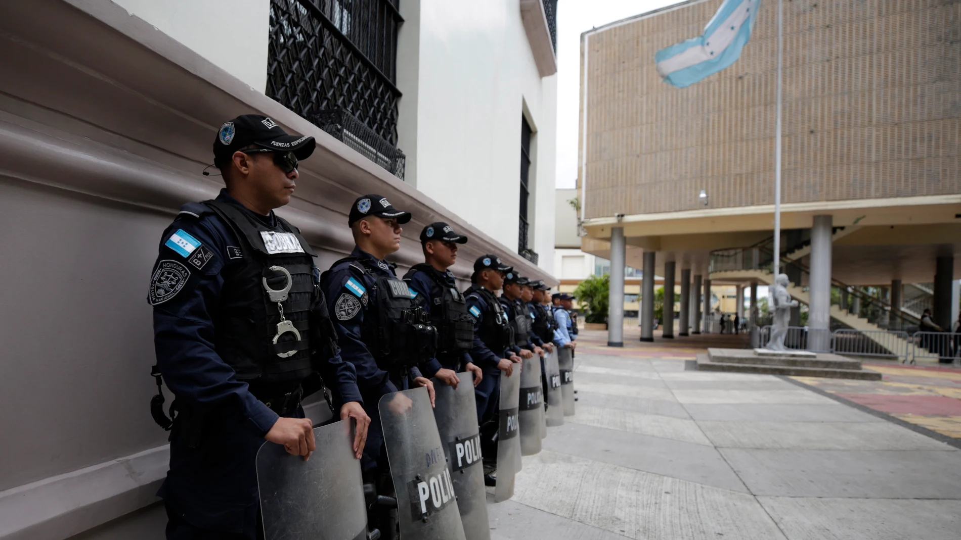 AME6338. TEGUCIGALPA (HONDURAS), 30/07/2025.- Policías custodian fuera de las instalaciones del Parlamento de Honduras donde se desarrolla una sesión con los diputados de diferentes partidos políticos este martes, en Tegucigalpa (Honduras). En la sesión del Congreso Nacional, se informó que no se dará trámite a la renuncia de la consejera del Consejo Nacional Electoral (CNE), Ana Paola Hall. EFE/ Gustavo Amador