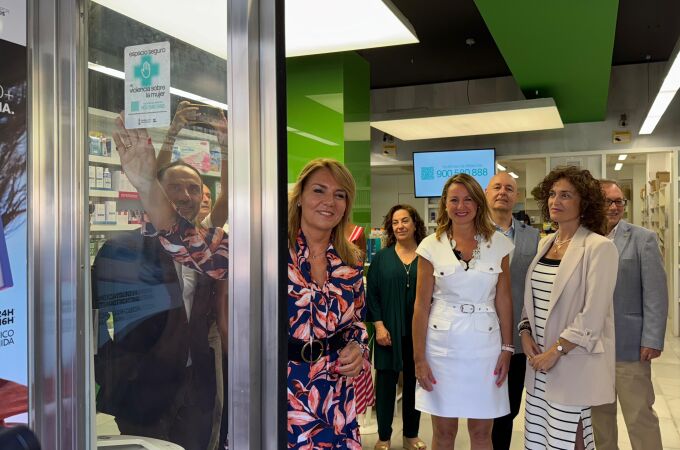 La vicepresidenta del Consell, Susana Camarero, este miércoles en Castellón donde ha presentado una nueva marca que permitirá identificar a las farmacias como espacios seguros para las mujeres víctimas de violencia