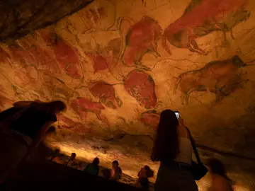 El Museo de Altamira encara su cuarto de siglo SANTILLANA DEL MAR (CANTABRIA), 31/07/2025.- Varios visitantes admiran la neocueva del Museo Nacional y Centro de Investigación de Altamira en la localidad cántabra de Santillana del Mar. El Museo y Centro de Interpretación de Altamira encara su primer cuarto de siglo en el ’top 2’ por número de visitas entre los museos estatales de España y con el reto de mejorar su oferta museística y seguir garantizando la conservación preventiva de sus pinturas de 14.000 años de historia. EFE/Pedro Puente...