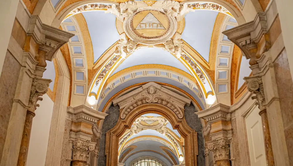 Instantánea del techo policromado de la capilla