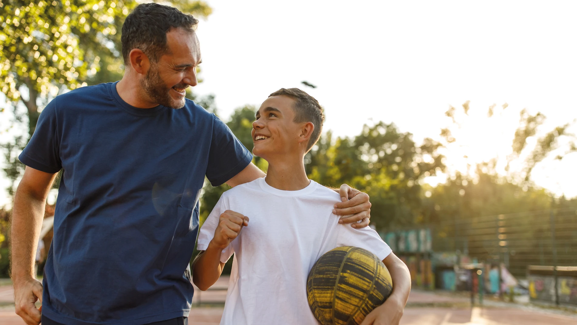Padre e hijo. REMITIDA / HANDOUT por COOPERVISION Fotografía remitida a medios de comunicación exclusivamente para ilustrar la noticia a la que hace referencia la imagen, y citando la procedencia de la imagen en la firma 31/07/2025