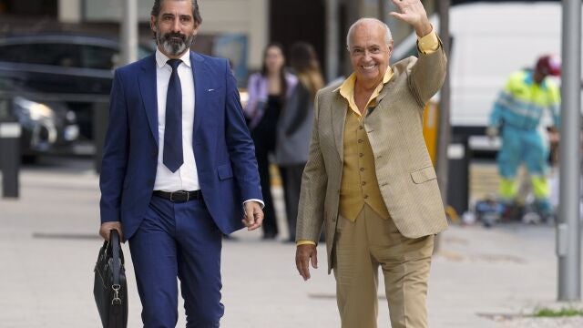 El productor televisivo José Luis Moreno (d) y su abogado a su llegada a la Audiencia Nacional este miércoles donde declara como imputado en el caso Titella, una supuesta estafa a bancos e inversores en busca de financiación. El productor televisivo José Luis Moreno (d) y su abogado a su llegada a la Audiencia Nacional este miércoles donde declara como imputado en el caso Titella, una supuesta estafa a bancos e inversores en busca de financiación.