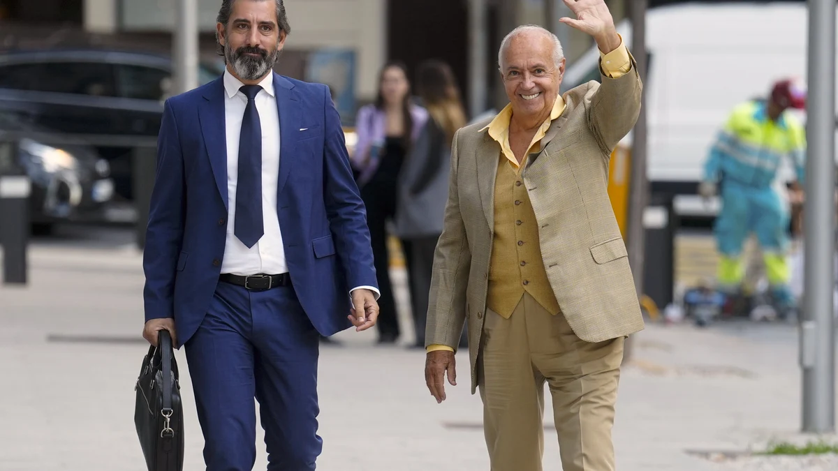 El productor televisivo José Luis Moreno (d) y su abogado a su llegada a la Audiencia Nacional este miércoles donde declara como imputado en el caso Titella, una supuesta estafa a bancos e inversores en busca de financiación.